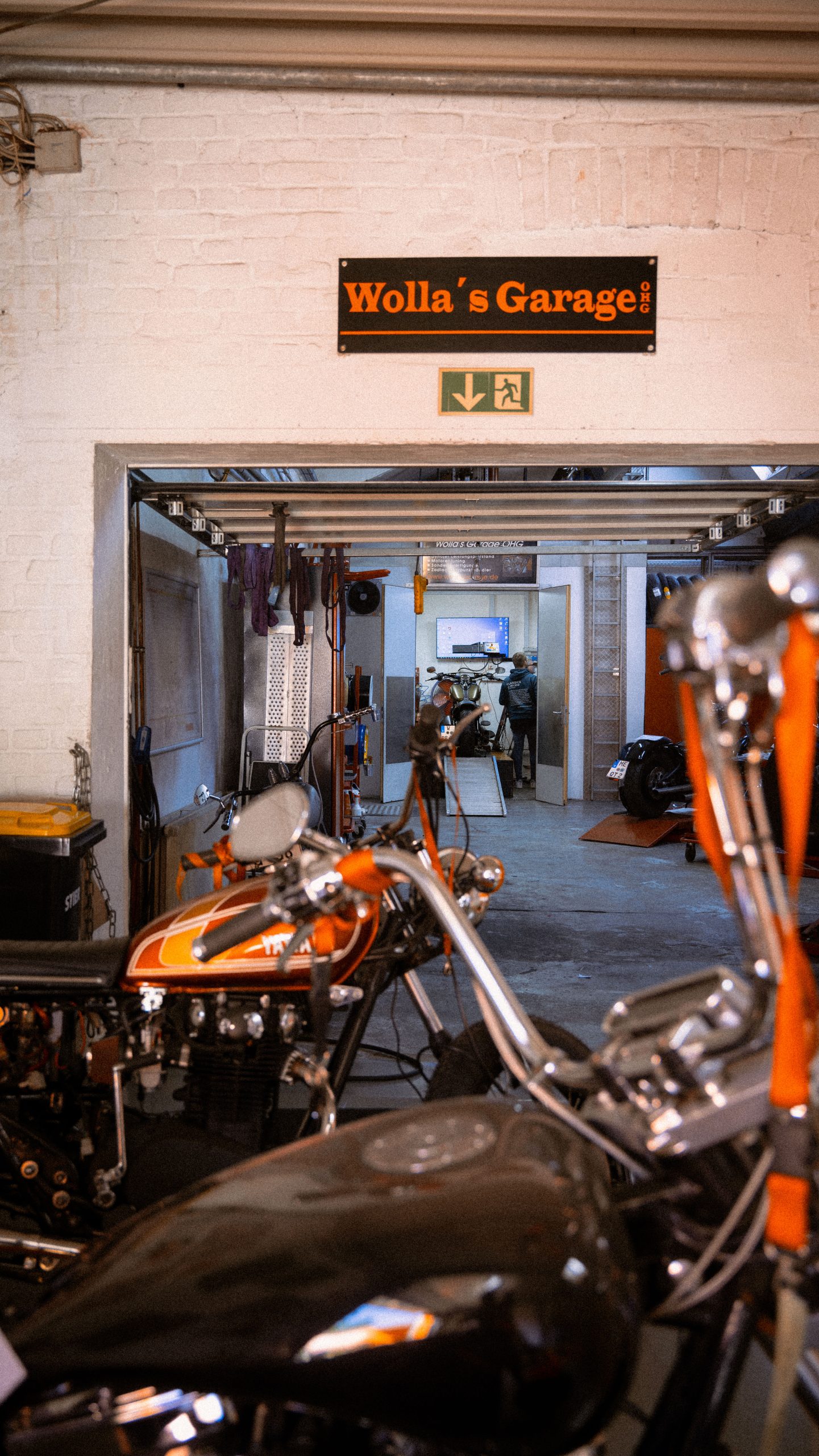 Blick durch die Werkstatt in den Prüfstand von Wollas Garage