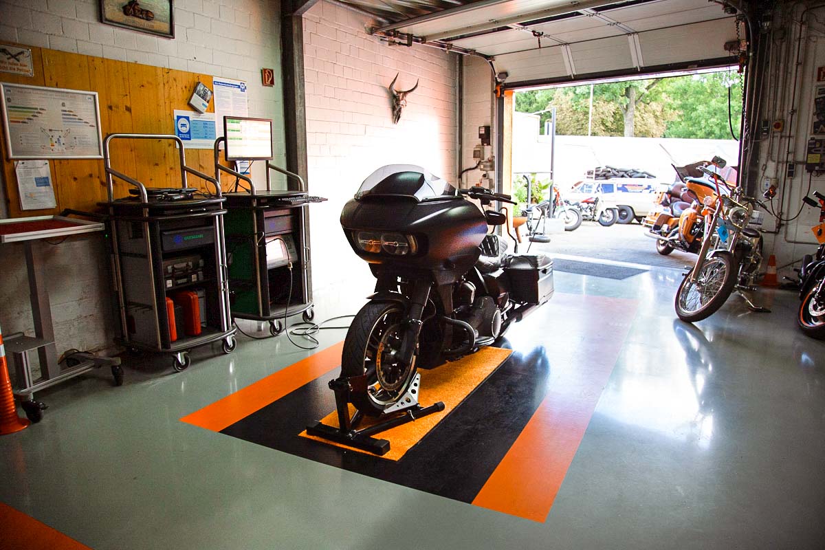 Harley Davidson in der Halle von Wollas Garage