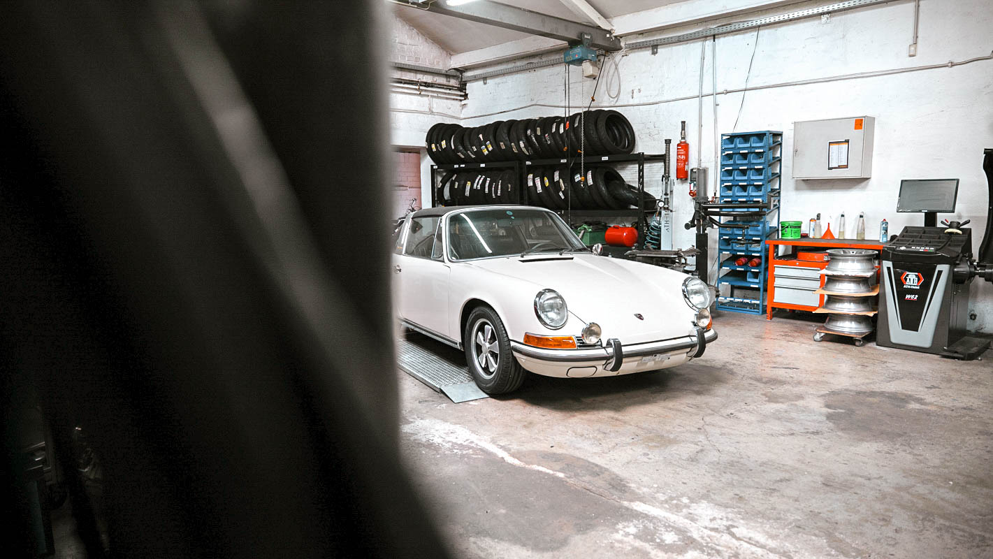 Alter Porsche 911 in der Werkstatt