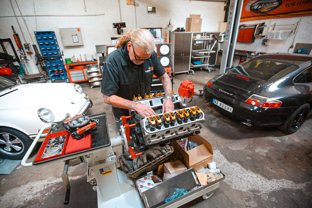 Mitarbeiter von Wollas Garage bei der Arbeit